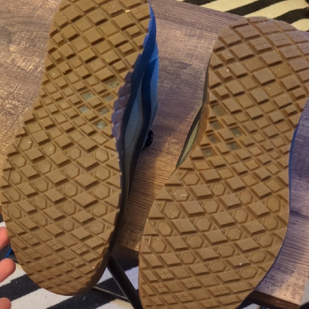 Vans Green and Black Sneakers - Picture 2 of 3